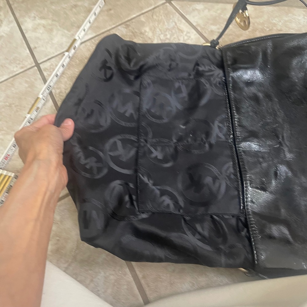 Michael Kors Black Patent Leather Shoulder Bag Gold MK Charm Hobo Large EUC - Picture 8 of 9